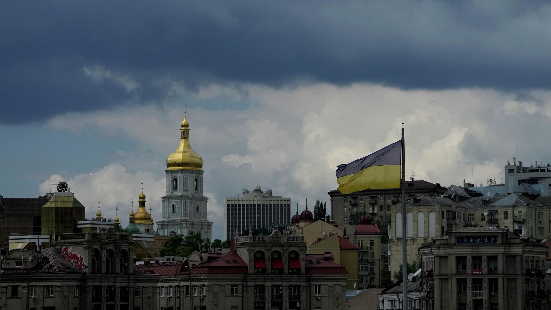Украина "заметает под ковер" неудобные для себя эпизоды, заявили в СВР
